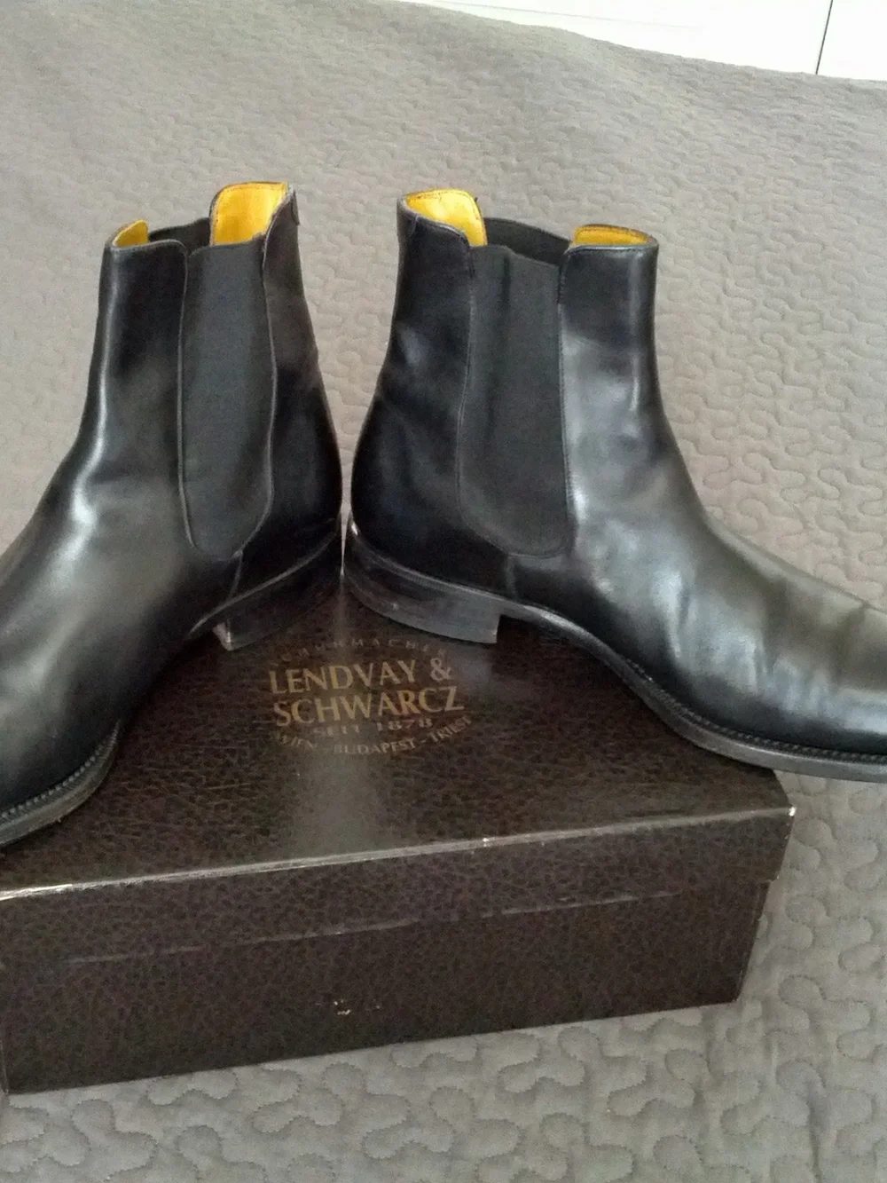Vero Cuoio Black Leather Chukka Boots with Yellow Lining